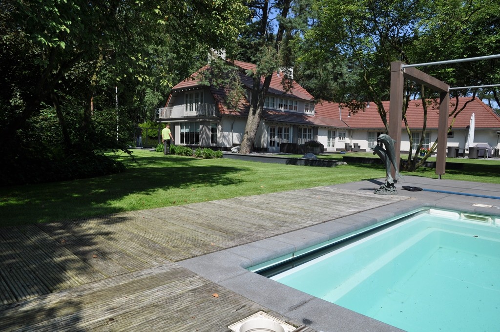 Zicht over zwembad in tuin te Bosch en Duin.