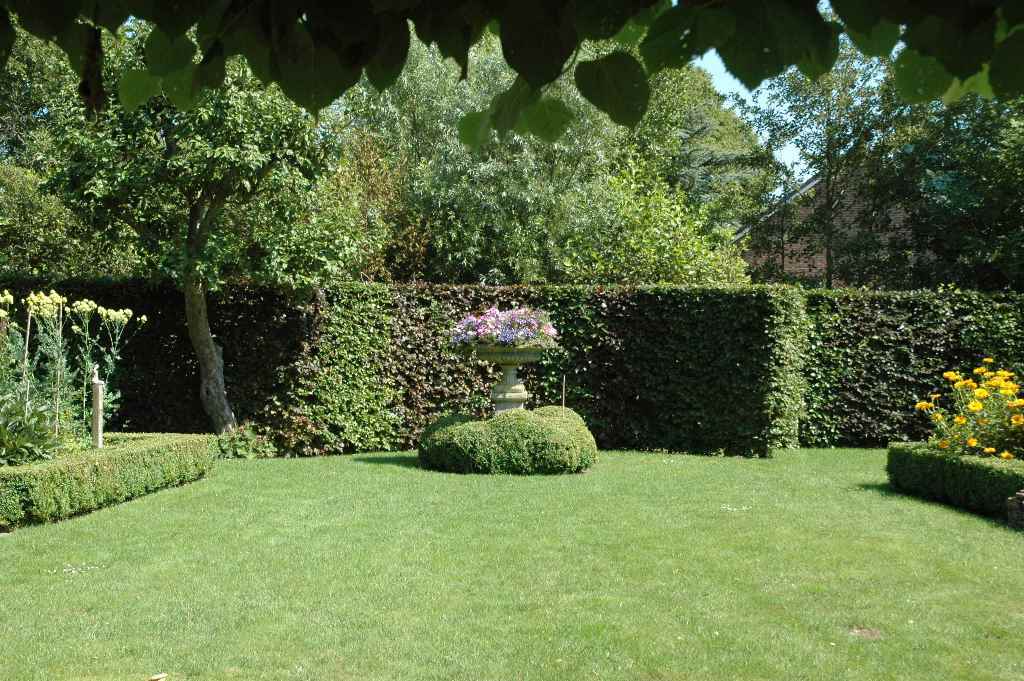 Bloemenschaal als eyecatcher in tuin te Aarlanderveen.